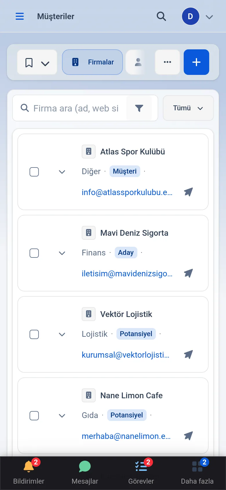 Telefonda liste sayfası: üstte menü düğmesi ve komuta çubuğu, altta Dock şeridi
